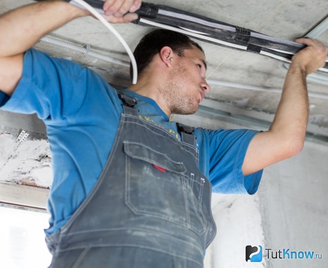 Закрепление электропроводки на потолке