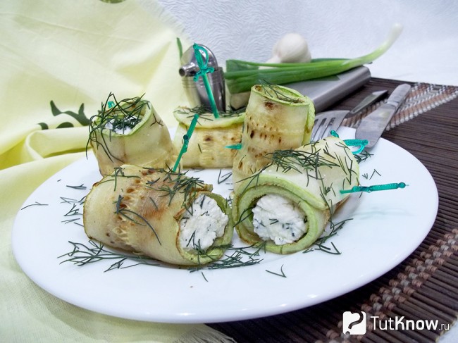 Готовые жареные кабачки с творогом
