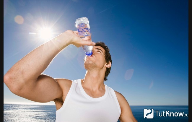 Спортсмен пьёт воду