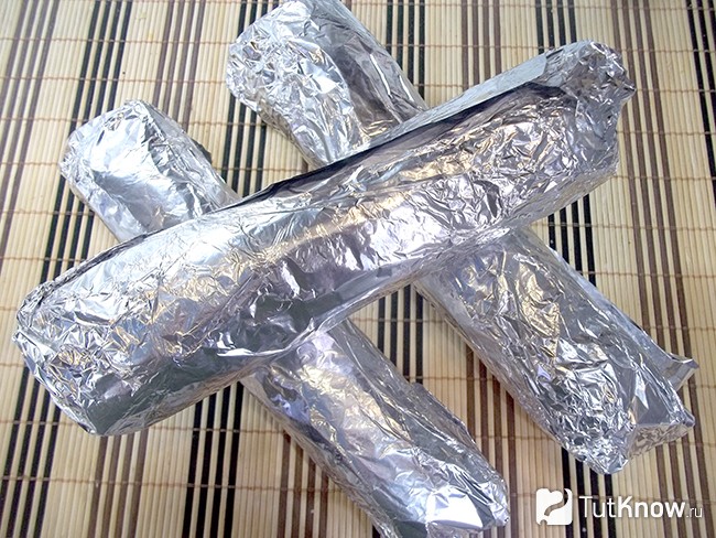 Кукуруза обернута фольгой