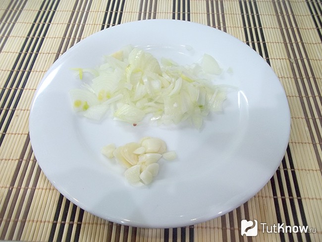 Луковица и чеснок нашинкованы
