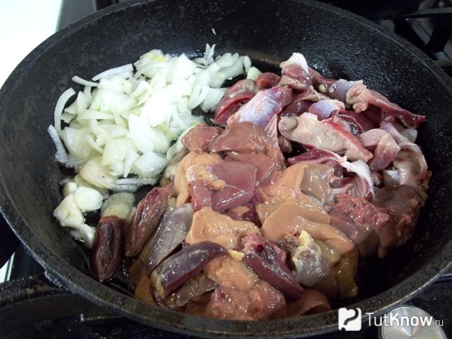 Субпродукты, лук и чеснок тушатся в сковороде