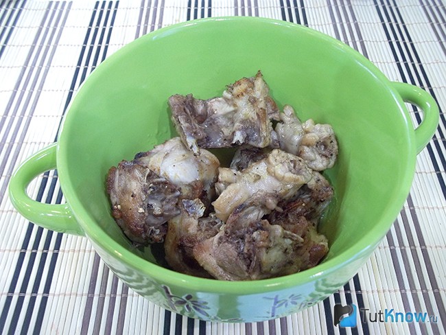Курица расположена в горшочке
