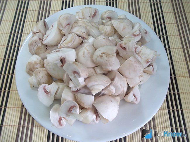 Грибы нарезаны кусочками