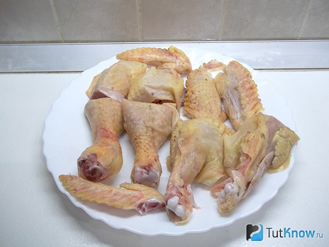 Курица нарезана кусочками