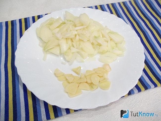 Репчатый лук и чеснок очищены и нарезаны