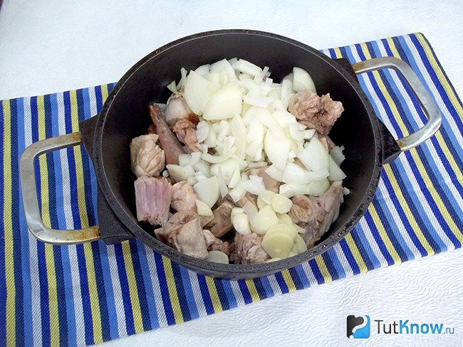 К жареному мясо добавлены жариться лук и чеснок