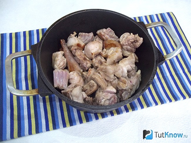 Мясо жарится в сковороде