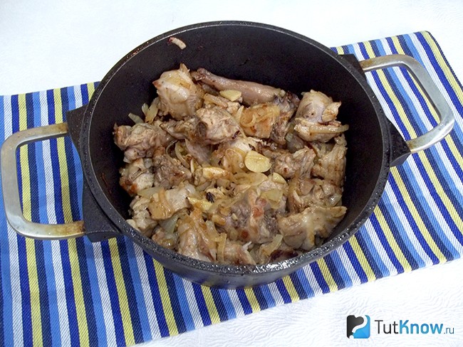 Мясо с луком обжарены