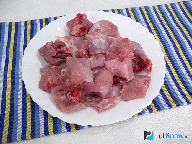 Кролик вымыт и нарезан кусочками