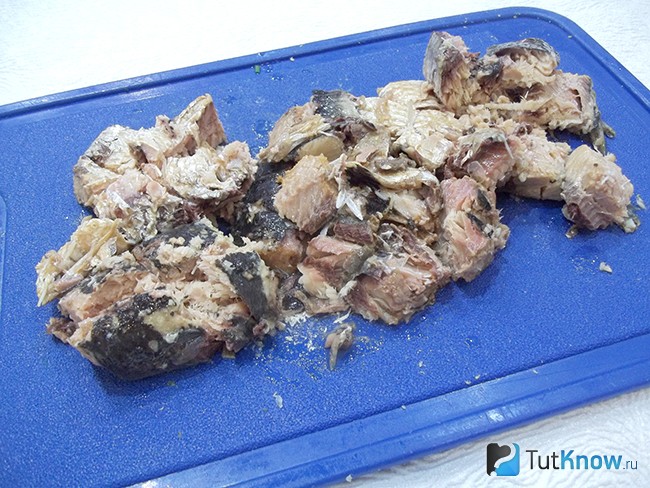 Консервированная рыба поломана крупными кусочками