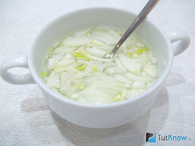 Лук нашинкован и замаринован
