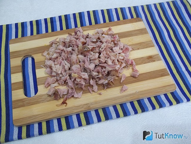 Отварное мясо нарезано