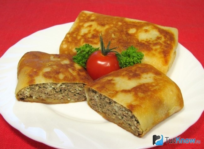 Блины с мясом в форме конверта