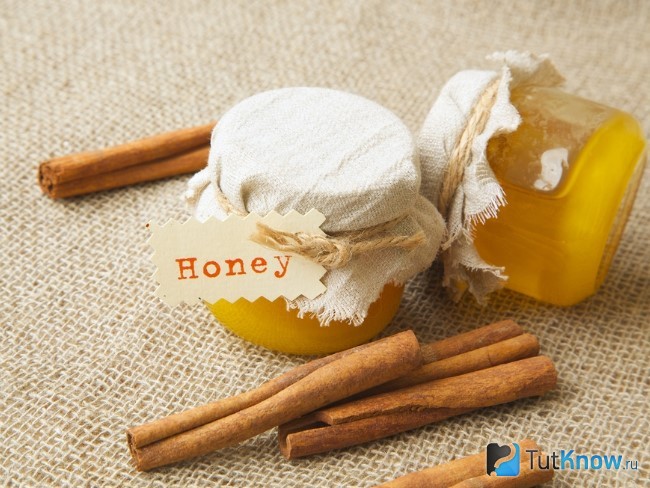 Палочки корицы и мёд