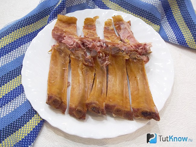 Свиные ребра нарезаны кусочками