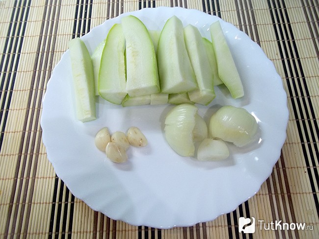 Кабачки, лук и чеснок нарезаны