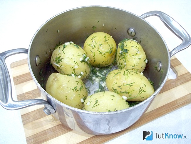 Картофель перемешан с зеленью и маслом