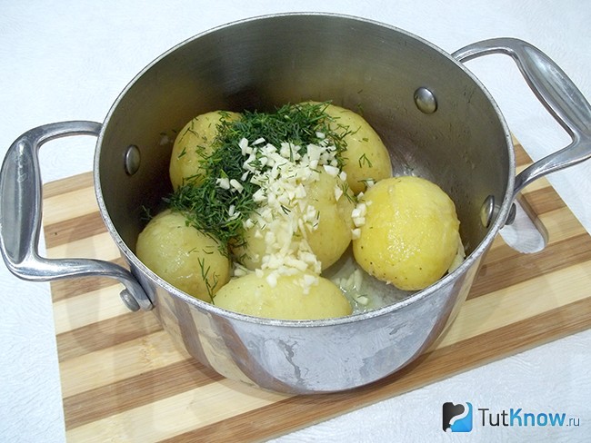 Зелень и чеснок добавлены к картофелю
