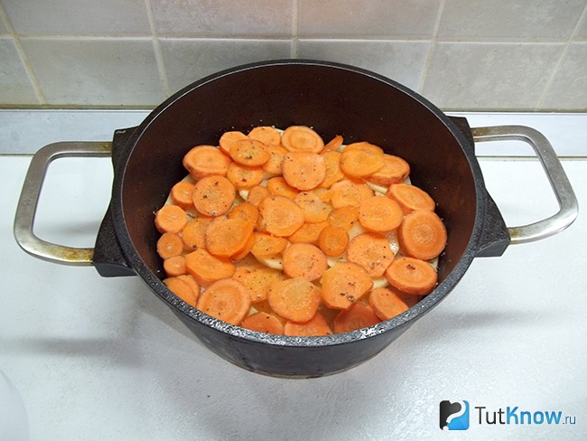 На картофель выложен слой моркови