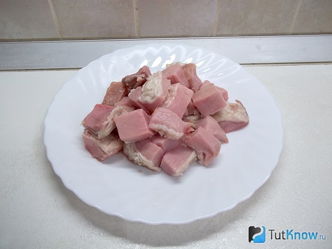 Мясо нарезано кусочками