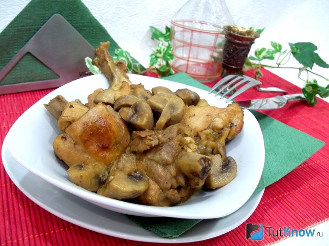 Готовая тушеная курица с грибами