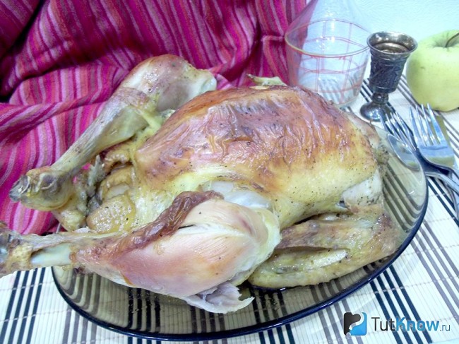 Готовая курица фаршированная яблоками