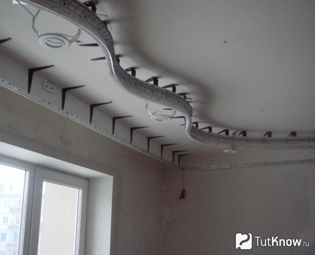 Односторонний каркас для натяжного потолка волной