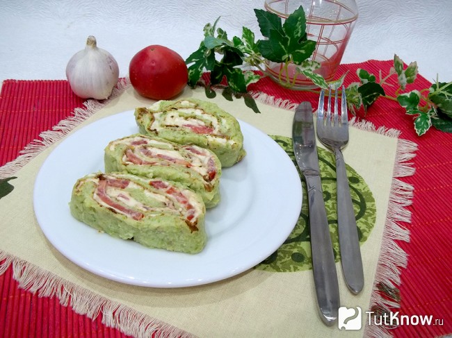 Готовый рулет из кабачкового теста
