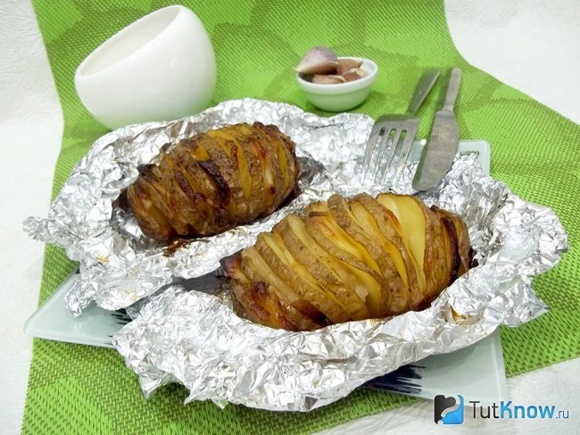 Готовый запеченный картофель гармошкой