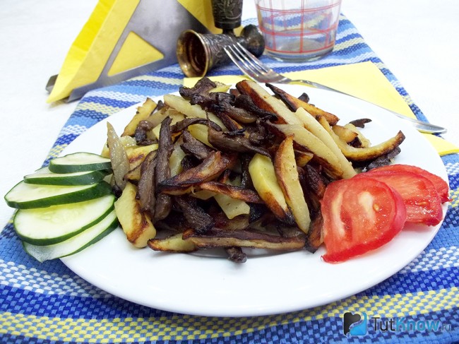 Готовая жареная картошка с грибами