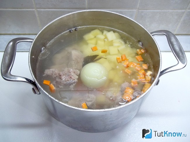 Картофель с морковью отправлены в кастрюлю