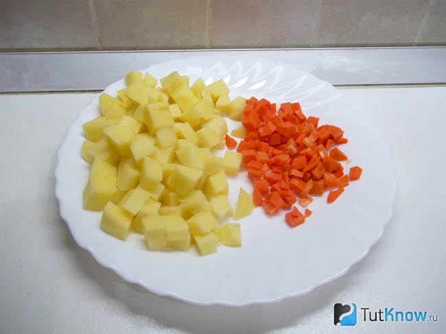 Картофель с морковью нарезаны кусочками