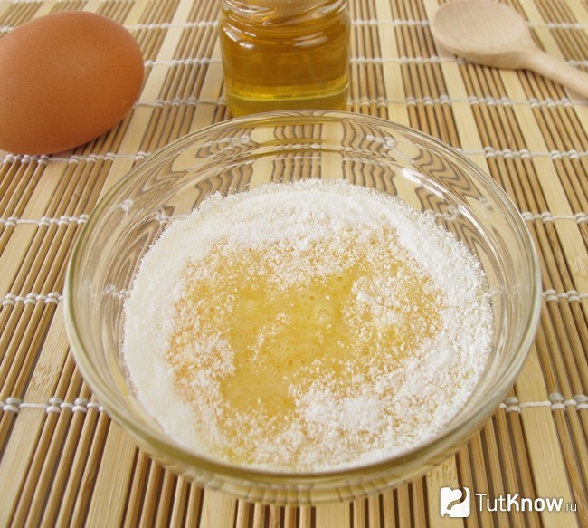 Приготовление маски из яйца и меда