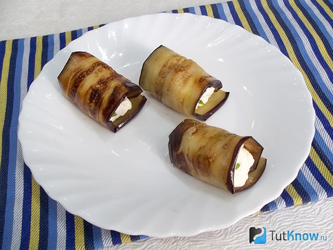 Баклажаны начинены творогом и свернуты рулетом