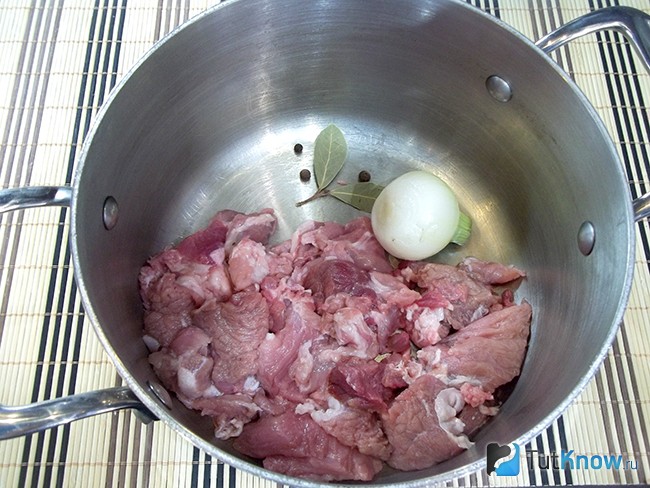 Мясо нарезано кусочками. Луковица очищена. Продукты опущены в варочную кастрюлю