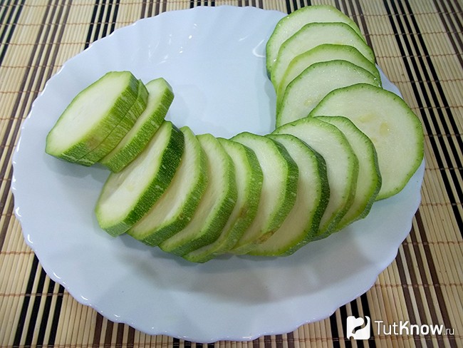 Кабачки нарезаны кольцами