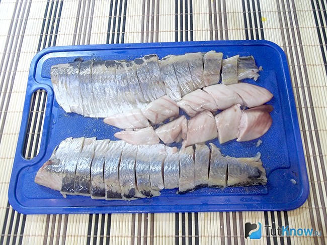 Селедка нарезана кусочками