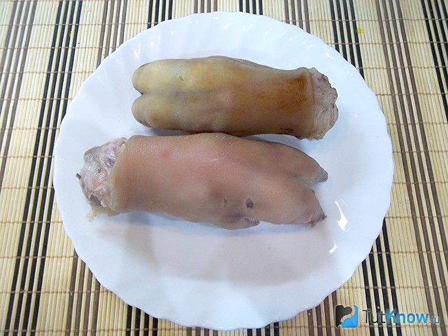 Свиные ножки проварены