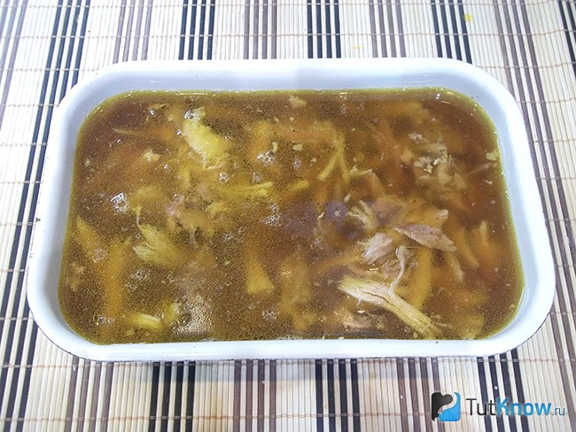 Мясо залито бульоном