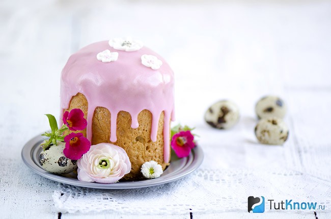 Пасхальный кулич с розовой глазурью