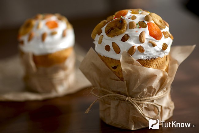 Пасхальный кулич с орехами, курагой и изюмом