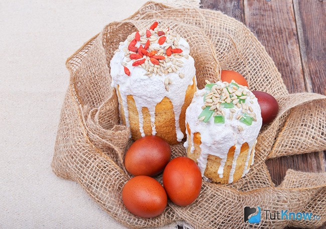 Пасхальные куличи посыпанные семечками и ягодами годжи