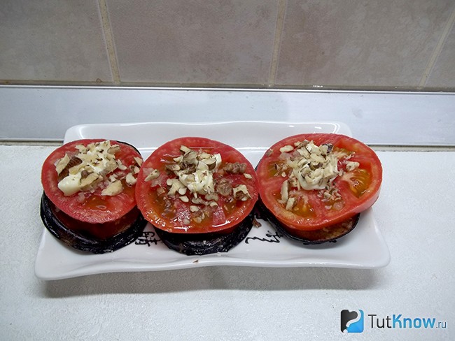 помидоры приправлены чесноком, майонезом и орехами
