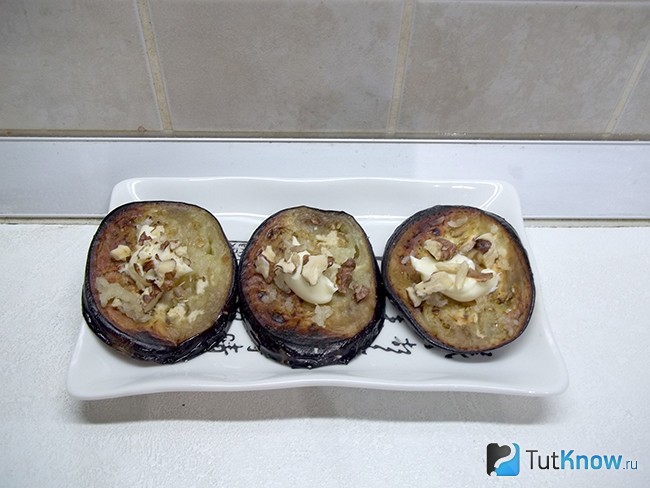 Баклажаны Приправлены чесноком, майонезом и дробленными орехами