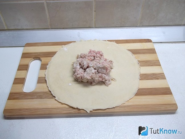 В середину теста положена мясная начинка