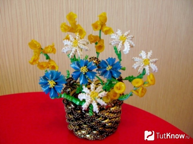 Корзинка с цветами из макарон