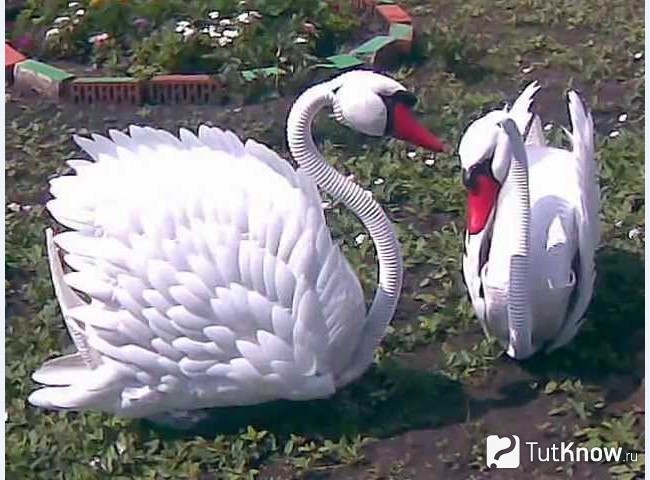 Лебедь из шины и пластиковых бутылок