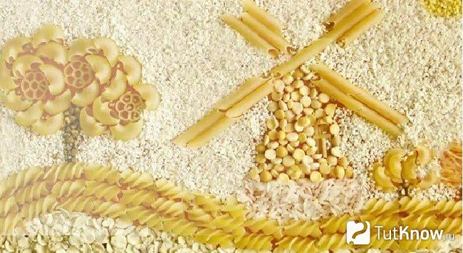 Панно из макарон разных сортов и форм