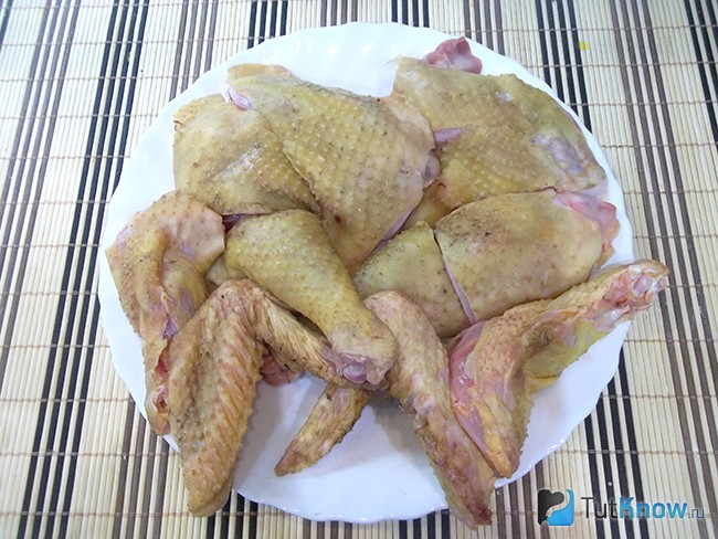 Курица разрезана на части